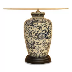 Lamp in blue and white Chinese porcelain with a wooden foot. White empire lampshade and satin finial.